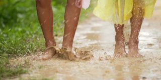 下雨天，在花园的水坑里，脚在溅水。