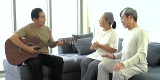 一群老人在客厅里唱歌、弹吉他。