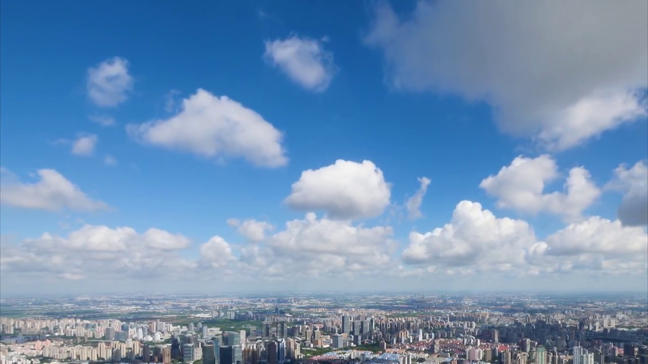 时间流逝的上海城市在多云的下午，俯瞰上海天际线，云移动和阴影跟随，4k镜头，b滚动镜头。