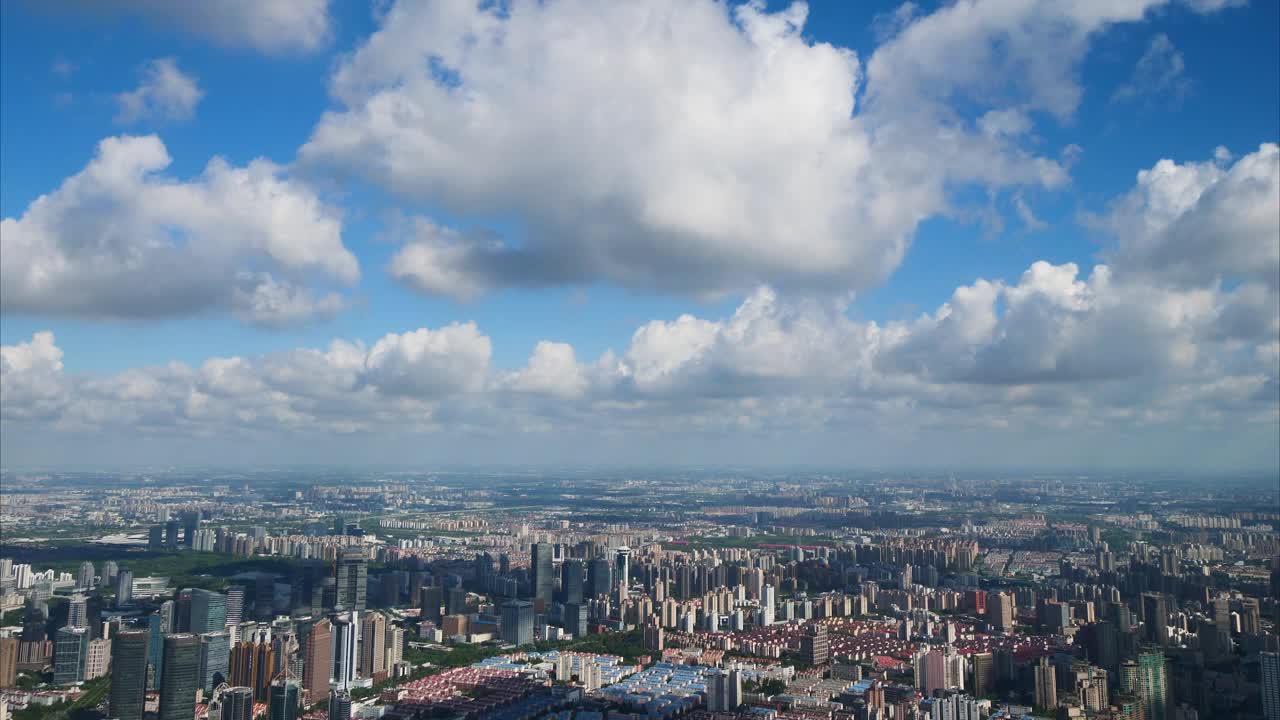 时间流逝的上海城市在多云的下午，空中视野的上海天际线，云移动和阴影跟随，4k镜头，b滚动拍摄。