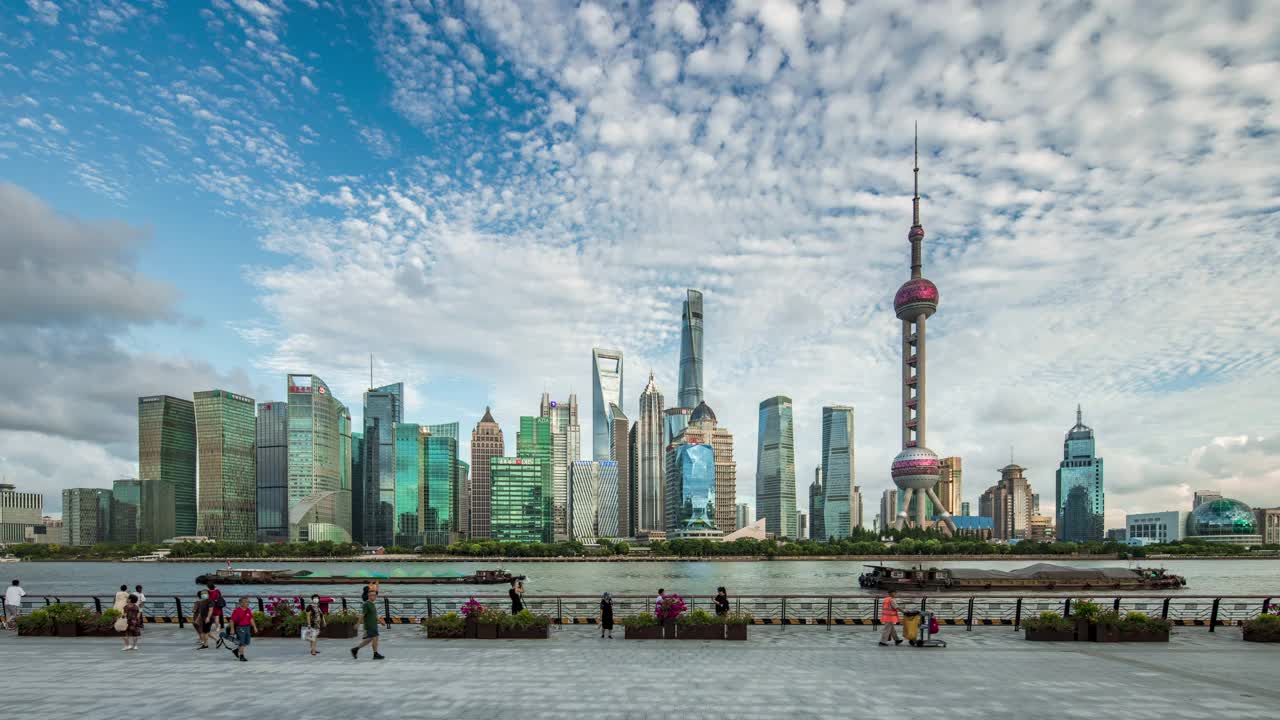 时光流逝，中国上海市中心的现代建筑。