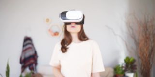 虚拟触觉。在网上购物。年轻女子戴着白色虚拟现实头盔