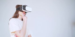 在网上购物。一名戴着虚拟现实头盔的年轻女子在网上挑选礼物
