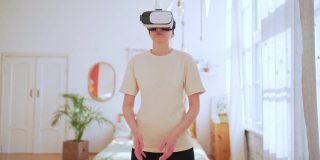 在家运动的动力。早上，一个戴着虚拟现实头盔的人在舒适的光线充足的房间里伸展身体