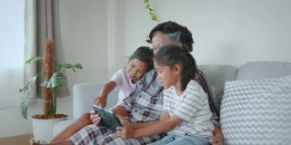 在客厅里，两个孙女一起帮奶奶用ipad。