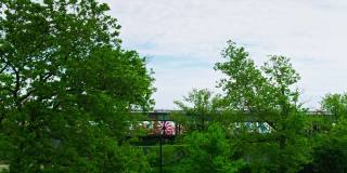 无人机上升拍摄的地铁列车经过科尼岛