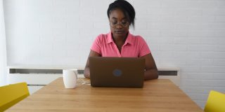 年轻的非洲黑人女商人，自由职业者，网络开发人员，在她的笔记本电脑上工作，从家里在新项目上使用她的知识，为问题解决公司雇用她