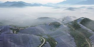 山上的太阳能发电厂在晨雾中