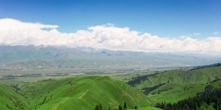 在晴朗的日子里，广袤的草原和群山。