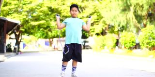 亚洲男孩跳绳锻炼，学校放假期间在学校锻炼阻止Covid-19