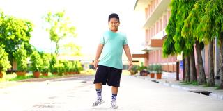 亚洲男孩跳耳光，学校假期在学校锻炼，阻止Covid-19