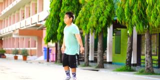 亚洲男孩跳耳光，学校假期在学校锻炼，阻止Covid-19