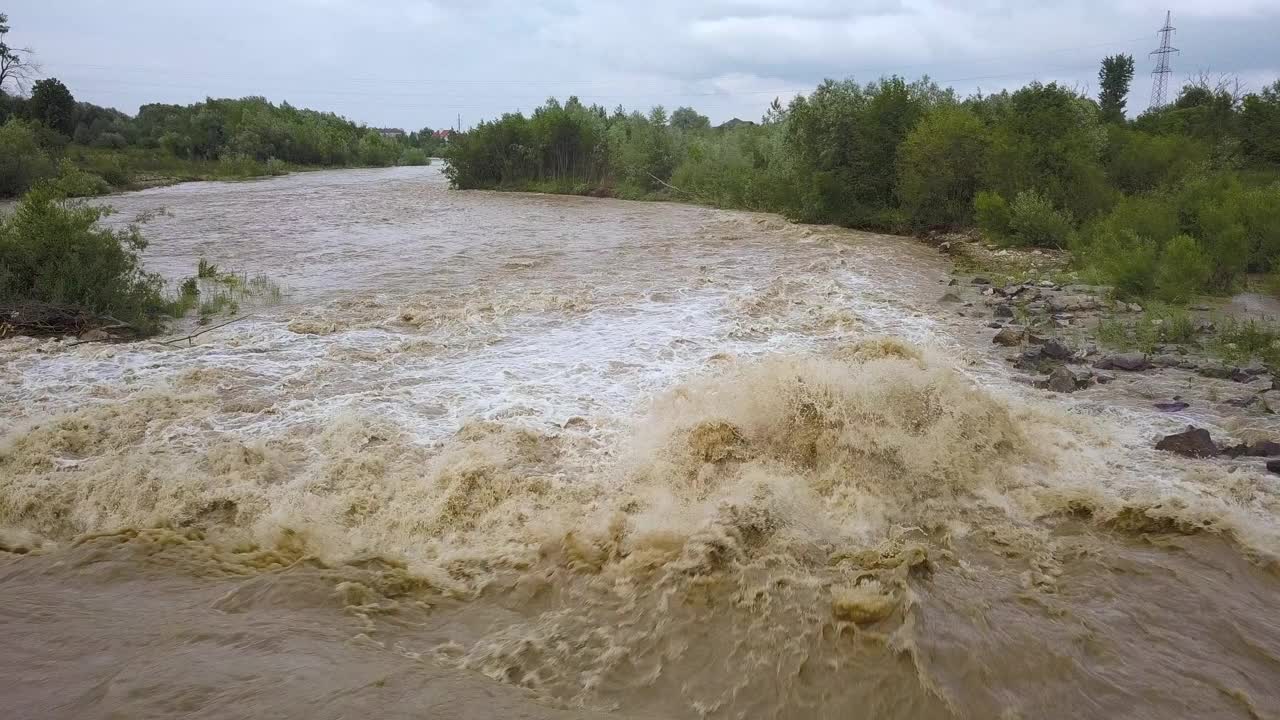 春季暴雨期间洪水泛滥，河水浑浊，河面宽阔。