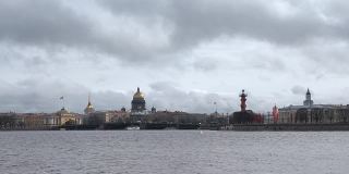 06.05.2021圣彼得堡。在圣彼得堡，人们乘坐摩托艇沿着涅瓦河航行，可以看到圣以撒大教堂和海军部