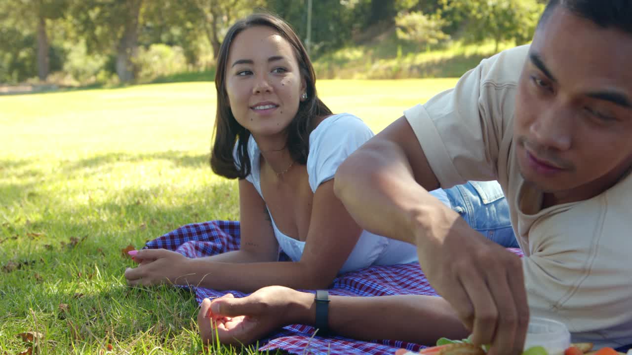 一对年轻情侣在外面的公园里约会的4k视频