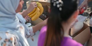 食物银行的志愿者整理捐赠的食物