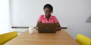 年轻成功的商业女性自由职业者网络开发人员在她的笔记本电脑从家里在线工作的新项目使用她的知识为公司雇用她的问题解决方案