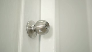 男人的手用钥匙开锁，家里的门视频素材模板下载