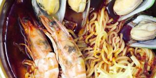 韩国传统面食、什锦凤辣海鲜面汤、辣海鲜汤韩式面食，4k分辨率