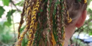 孩子们夏天发型。非洲风格的编织