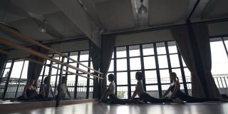 4K亚洲女性在瑜伽馆与教练一起练习瑜伽