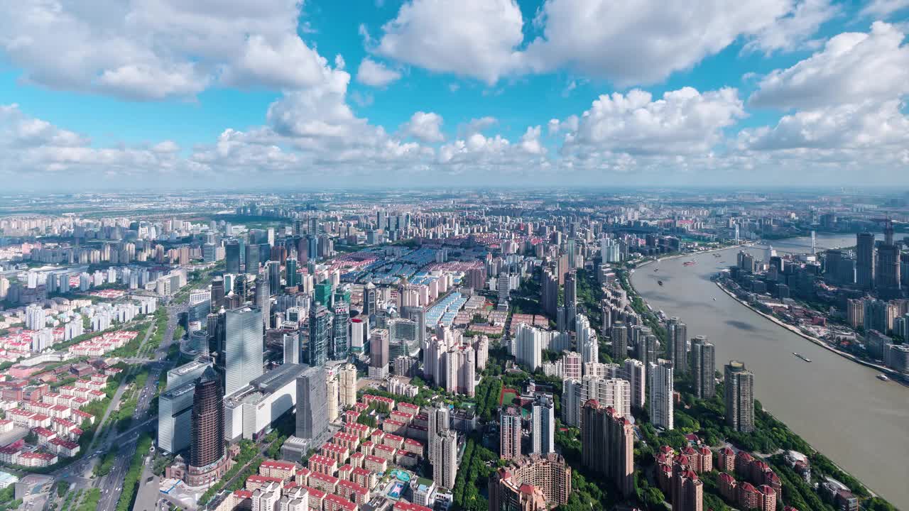 云雾午后的上海时光流逝，上海天际线鸟瞰图，黄浦江上的船只，道路上繁忙的交通，云朵移动，阴影跟随，4k镜头，b滚动拍摄。