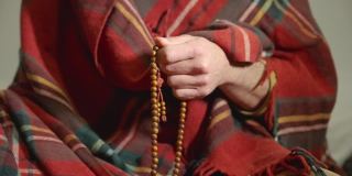 藏传僧人用咒轮和麻绳祈祷