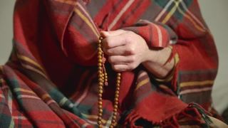 藏传僧人用咒轮和麻绳祈祷视频素材模板下载