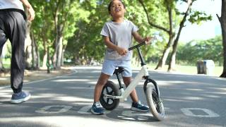 快乐的小男孩骑着平衡自行车视频素材模板下载