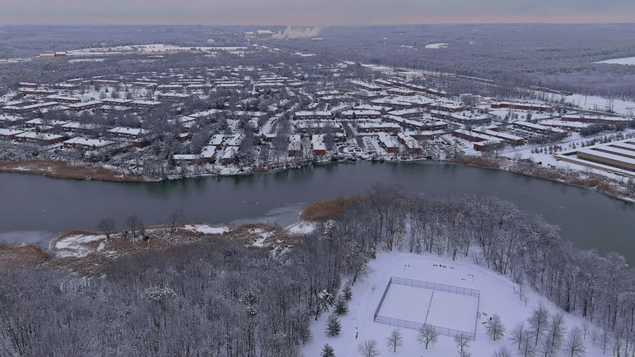 鸟瞰图的小区公寓小区的小镇在一个雪天