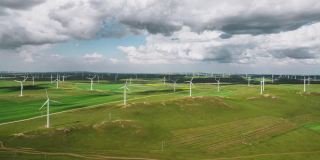 草原上风力涡轮机农场的T/L鸟瞰图
