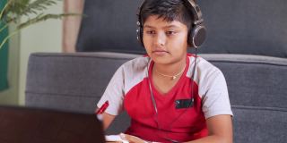 孩子们在网上课堂上互动，通过笔记本电脑向导师展示解决的问题——由于covid-19大流行，新常态虚拟教育和电子学习的概念。