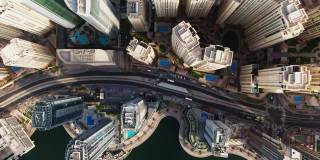 迪拜城市的俯视图。无人机飞过迪拜码头的摩天大楼和海滩