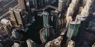 鸟瞰迪拜码头的摩天大楼和游艇在阳光灿烂的日子