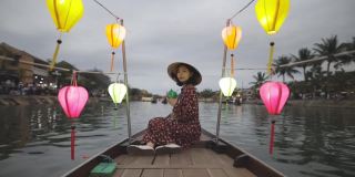 会安元宵节，船上的年轻女子戴着越南传统的帽子