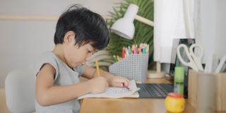 亚洲孩子在家参加在线课程。