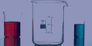 在化学计量杯上移动分子的动画