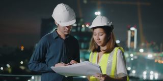 建筑师与工头在建筑施工时进行讨论。