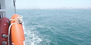 夏季，伊斯坦布尔客船在海上行驶时悬挂救生员的右图