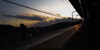 日落时分的日本火车站和铁路。