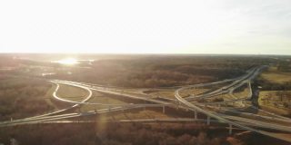 立交桥交通空中立交桥在美国中西部公路运输日落4K视频系列