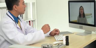 医生使用虚拟聊天电脑应用程序与病人交谈。