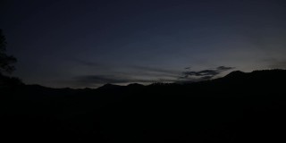 日落时的山景