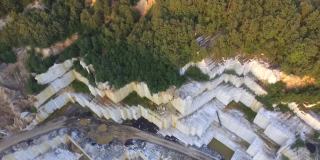 大型白色大理石采石场的鸟瞰图