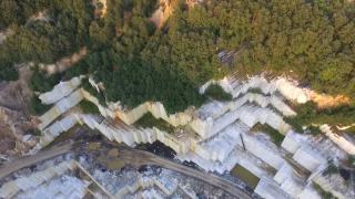 大型白色大理石采石场的鸟瞰图视频素材模板下载