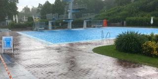 室外游泳池里的夏日大雨