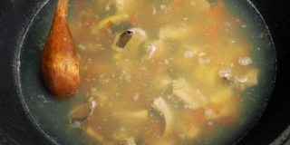 在野外条件下，用大锅煮鱼汤。