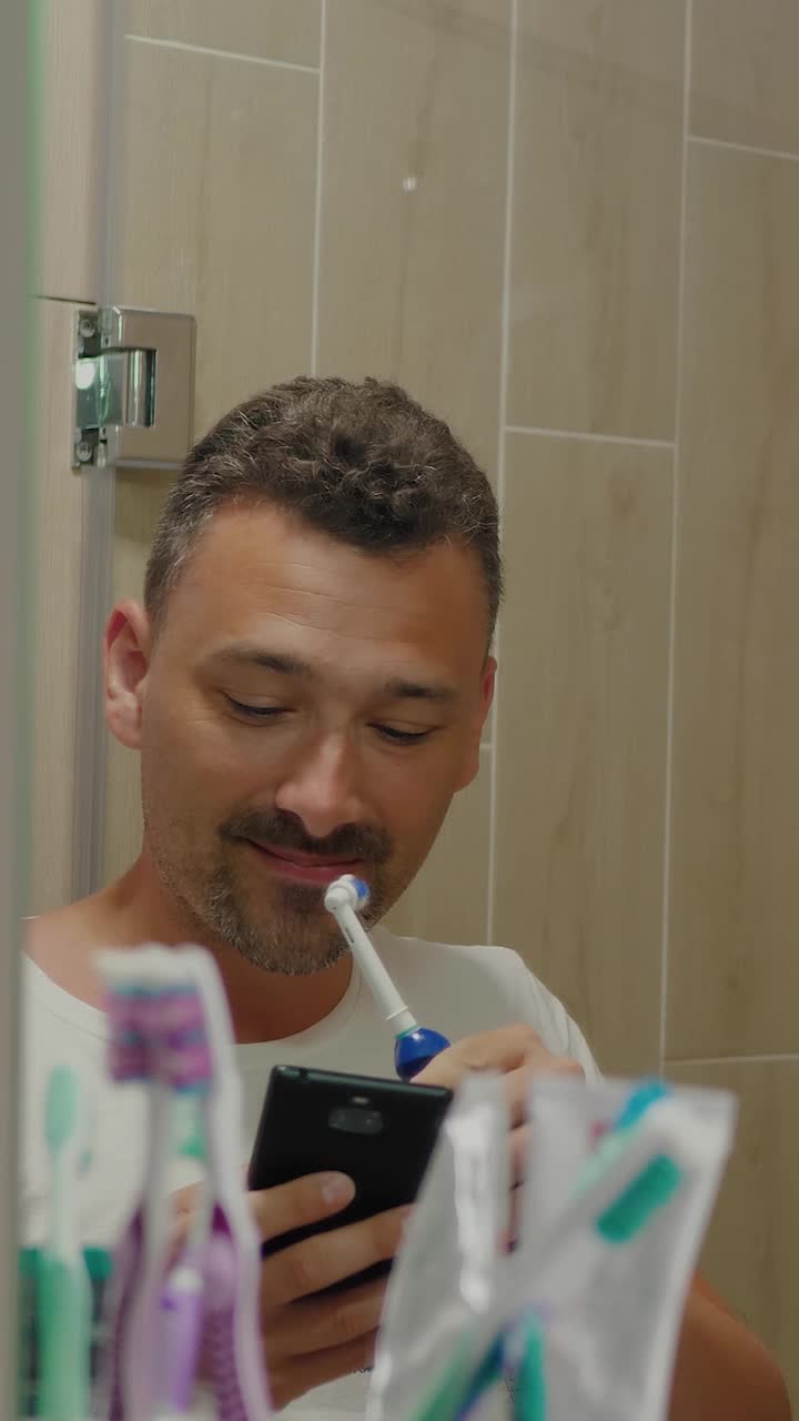 一个男人刷牙的垂直视频