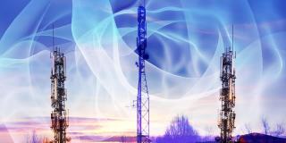 无线电波从现代蜂窝式通信塔辐射出来