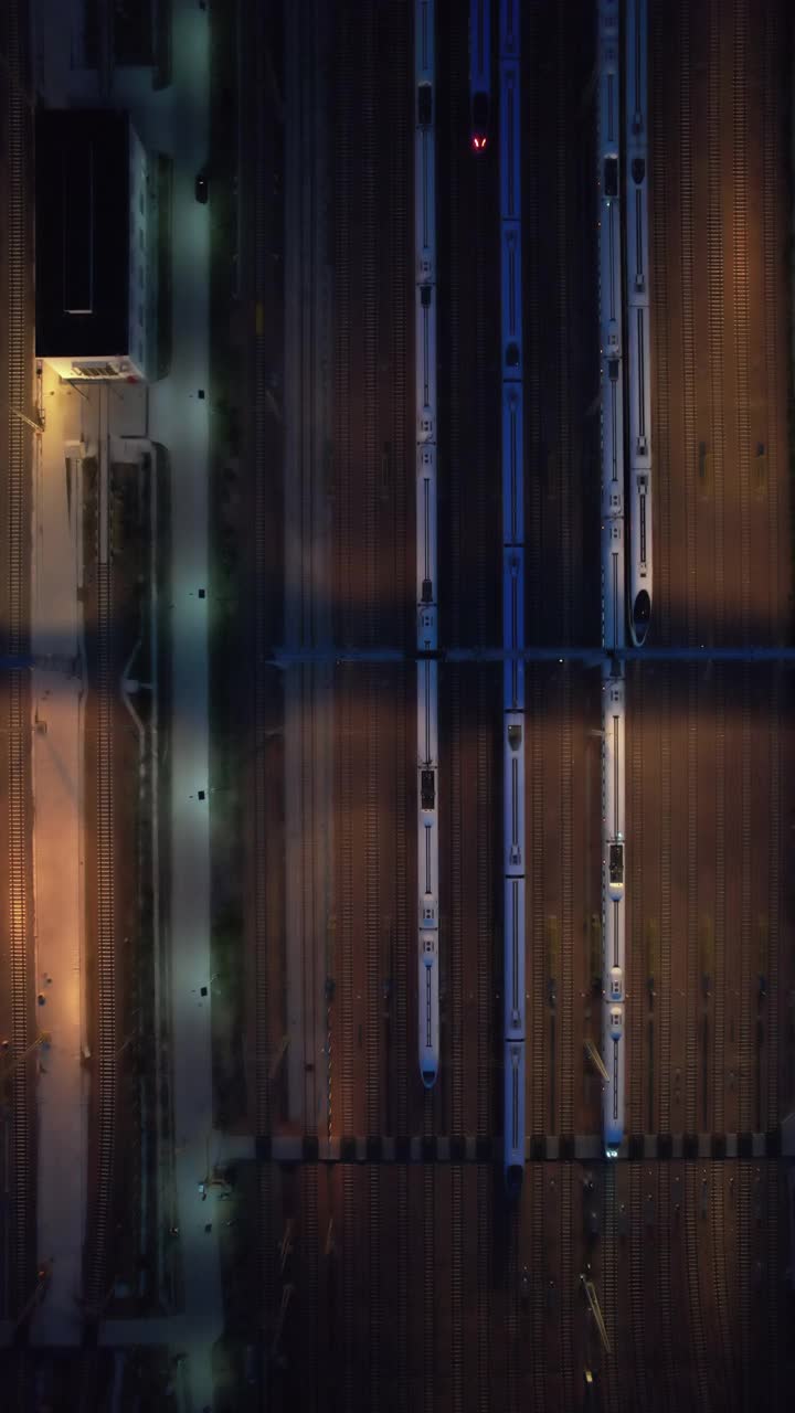 高铁夜景鸟瞰图